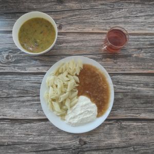 Zdjęcie przedstawia Dietę podstawową: Zupa ogórkowa z ziemniakami Makaron pełnoziarnisty Gulasz z ciecierzycą, pieczarkami, papryką i cukinią Kompot owocowy z jabłkami Surówka z selera i jabłka